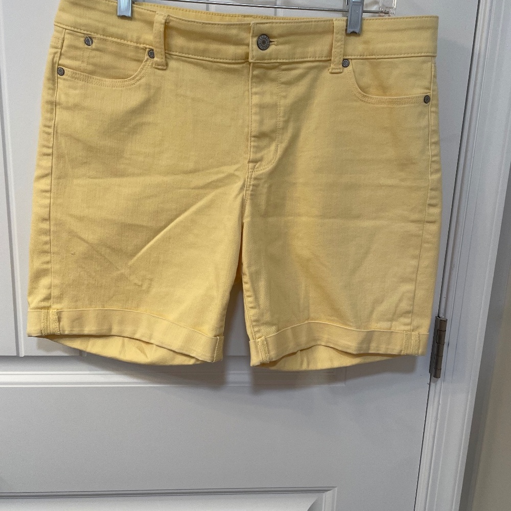 Talbots flawless 5 pocket petite shorts. Yellow.